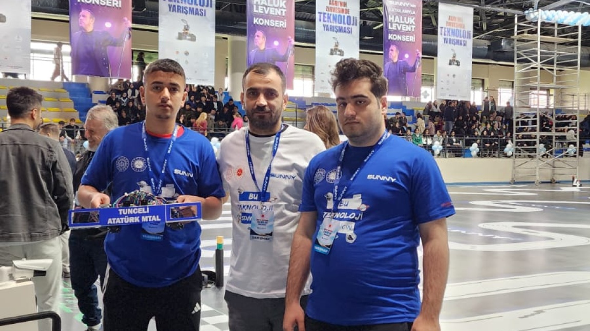 Okulumuz Bilişim Teknolojileri Alanı tasarlamış oldukları robotla, Ağrı'nın Zirvesinde Teknoloji Yarışmasının büyük finaline katıldı